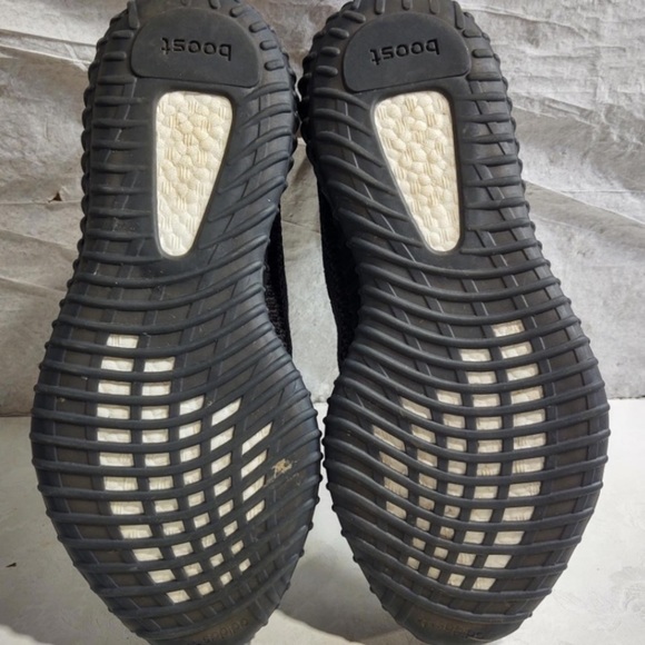 Adidas Yeezy Boost 350 V2 Black Sneakers With Reflective Laces Size 10.5 - Picture 3 of 5